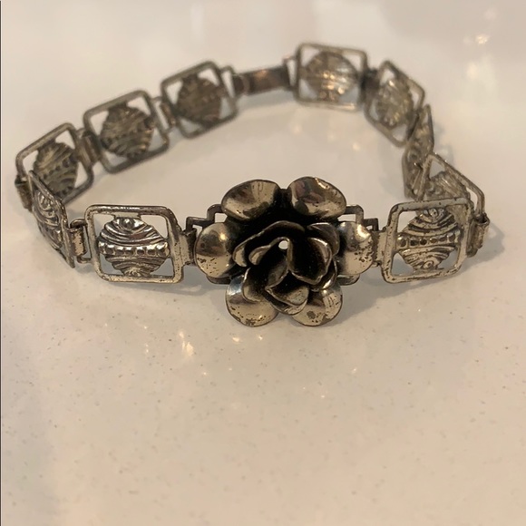 Vintage Jewelry - Sterling silver flower bracelet
